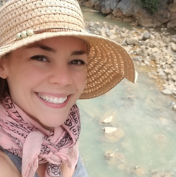 Meet your Posher, Cara - Picture 2 of 4